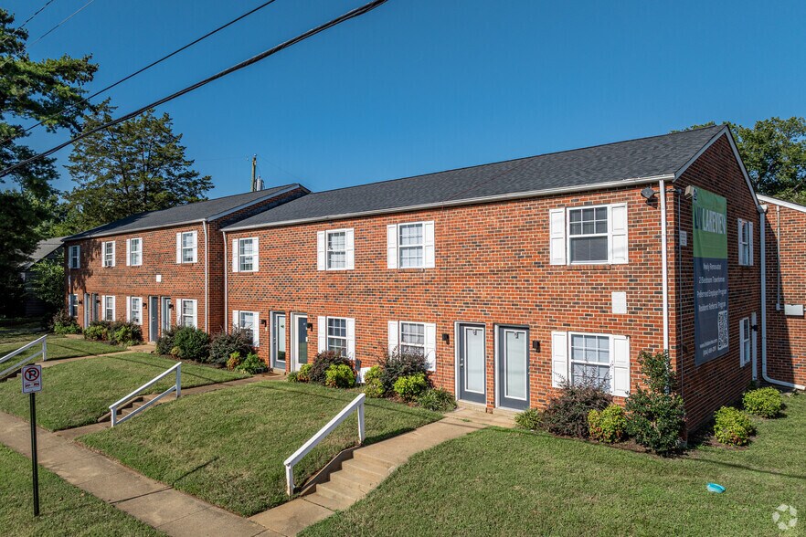 Building Photo - LIV Lakeview