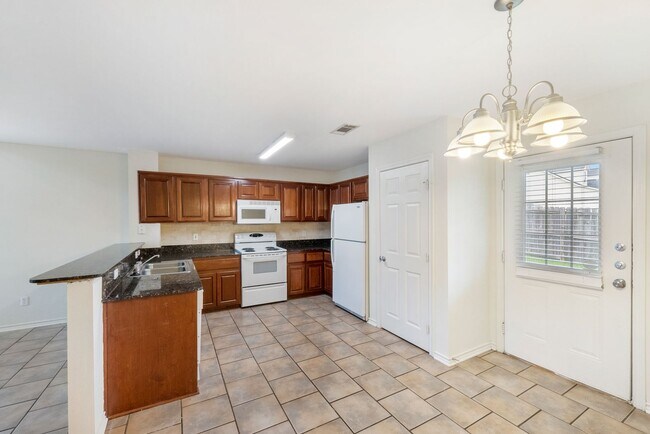 Building Photo - Available August 2026! 4 Bed/4 Bath Less than 2 Miles From A&M!