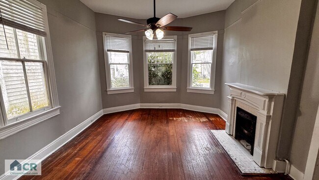 Building Photo - SPACIOUS 5Bed/3Bath right off Broadway!