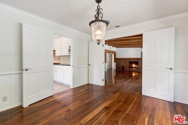 Building Photo - 4221 W Toluca Lake Ln