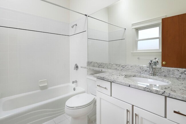 Building Photo - 4 Bedroom, 3 Bathroom Impressive Lincoln Park Duplex