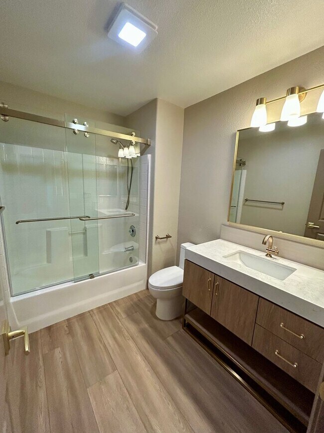 Building Photo - Remodeled and Comfortable Townhome