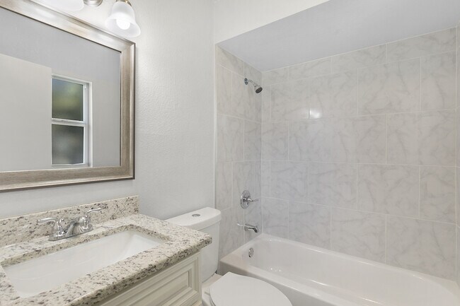 Building Photo - Renovated OVERSIZED 2 Bed/2 Bath at 140 Da...