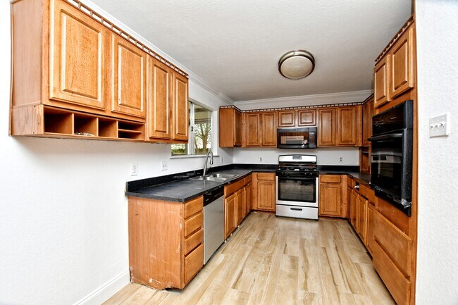 Building Photo - 17607 Klamath Falls Dr