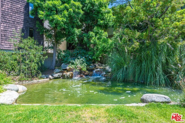 Building Photo - 950 Kings Rd