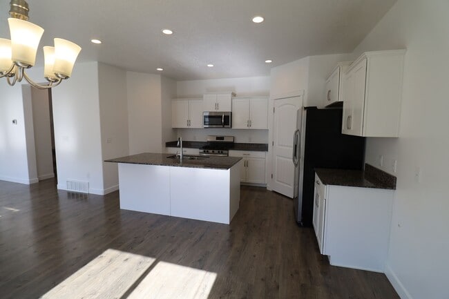 Building Photo - Beautiful Legacy Farms Home