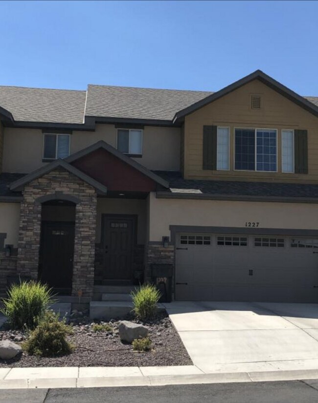 Building Photo - 1227 SilverCrest Dr