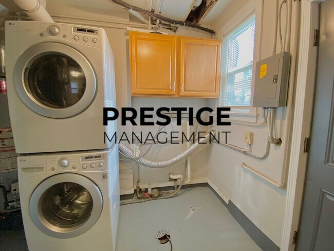 Building Photo - 2 Bed 1 Bath Town House