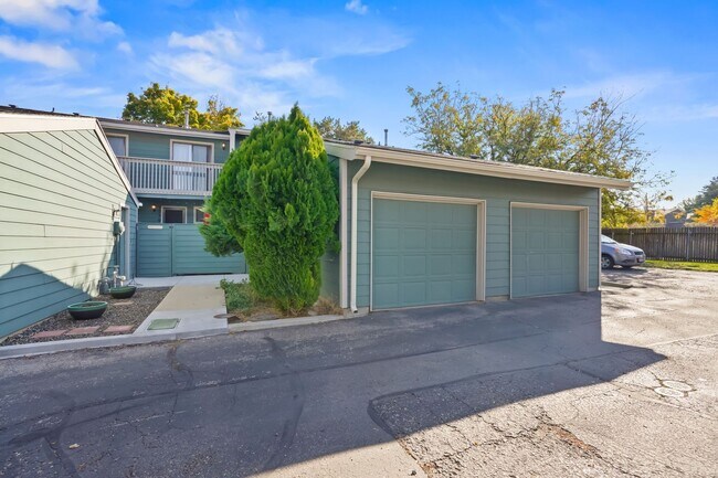 Building Photo - Charming 2bd/1.5ba SE Boise Townhome w/Pool