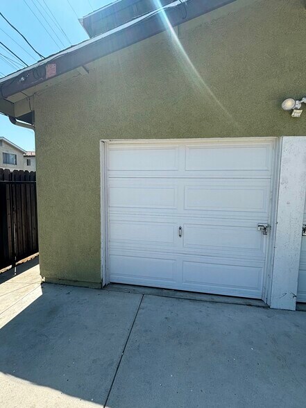 Building Photo - 113 W 104th St