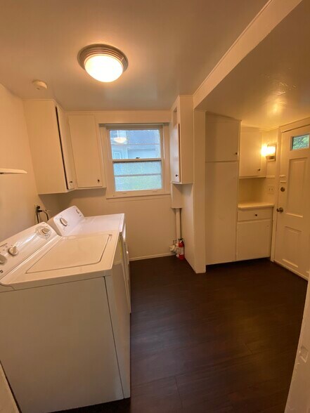 Laundry Room - 952 Grant St