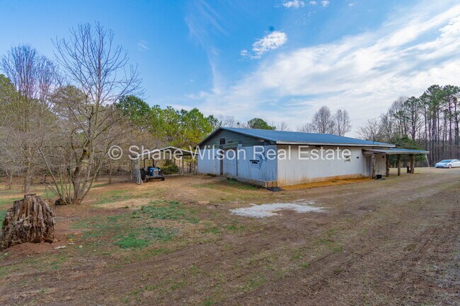 Building Photo - Commercial Property Ideal for Contractor t...