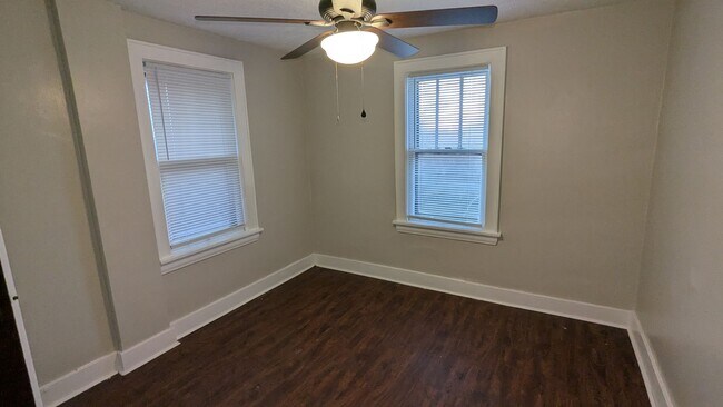 Building Photo - Charming 3-bedroom, 1.5-bathroom home located in the heart of Akron