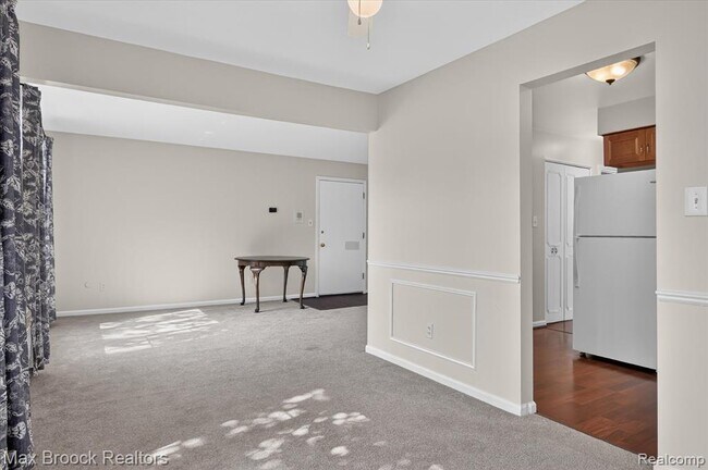 Building Photo - 100 W Hickory Grove Rd