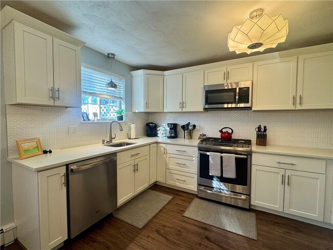 Building Photo - 10 Parsley Ln