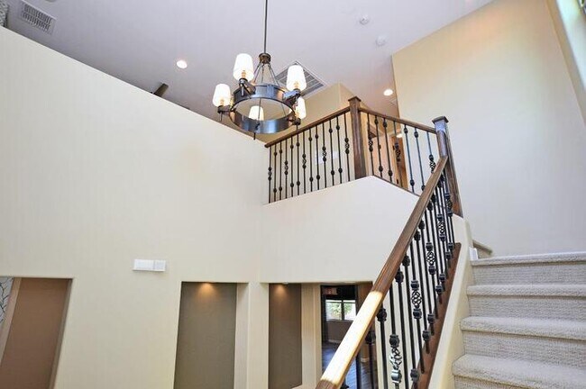 Building Photo - Stunning Executive Home (former model) in ...
