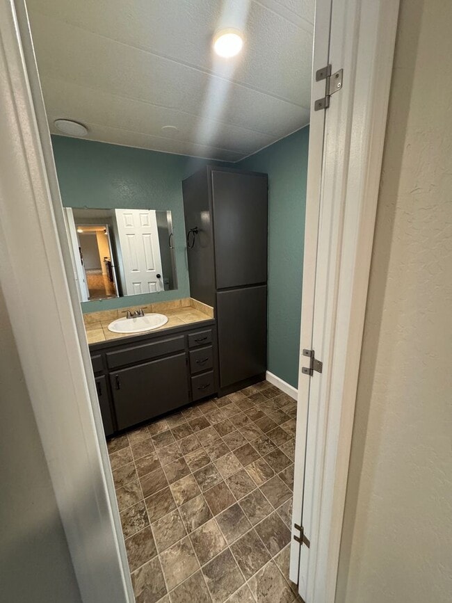 Building Photo - 2 Bedroom 2 Bath