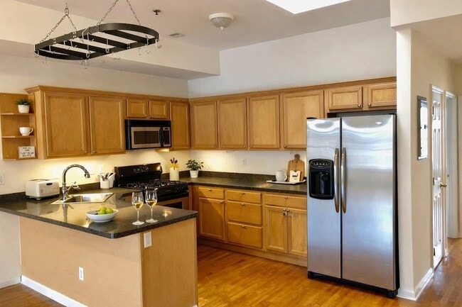 Building Photo - 505 Monroe St