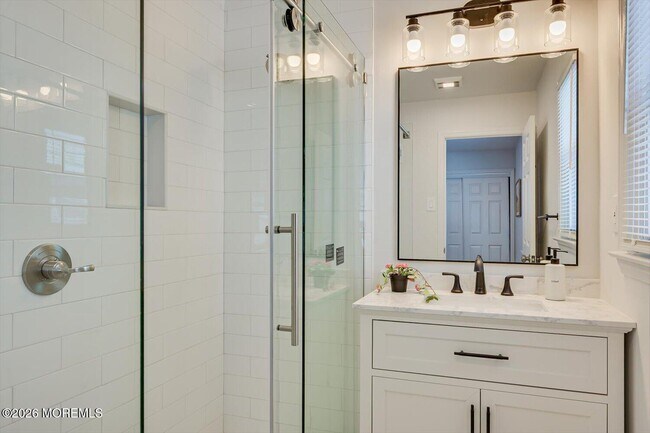 Building Photo - 212 10th Ave