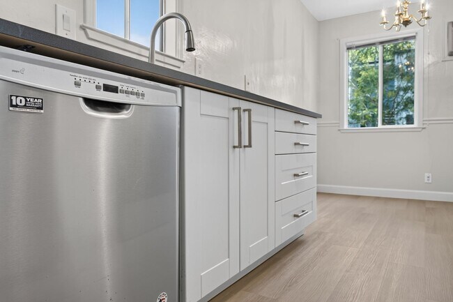 Building Photo - Beautifully Updated 2BR Condo with New Appliances & Community Pool