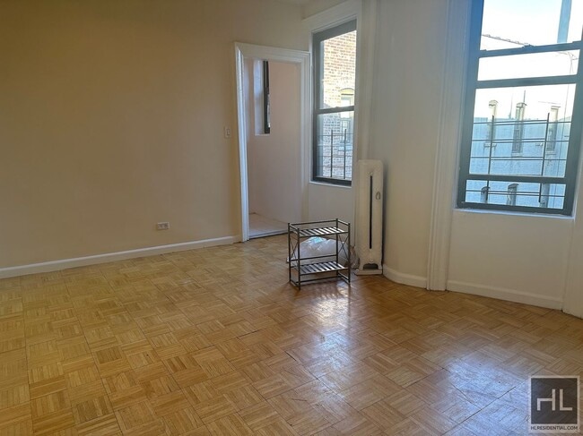 Building Photo - 523 W 187th St