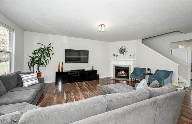 Building Photo - 4816 Lake View Dr