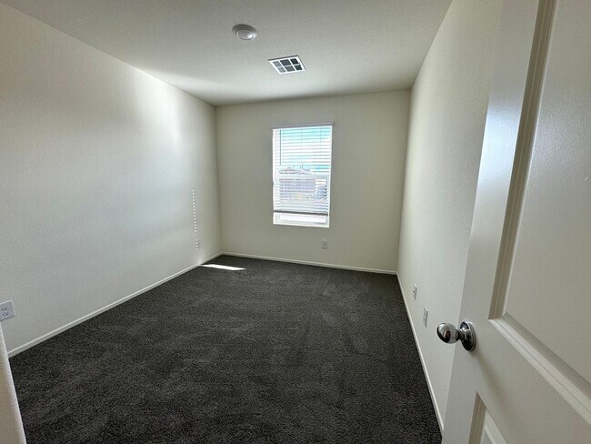 Building Photo - 9932 Florence Hills St