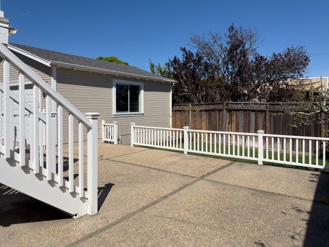 Building Photo - 364 Cypress Ave