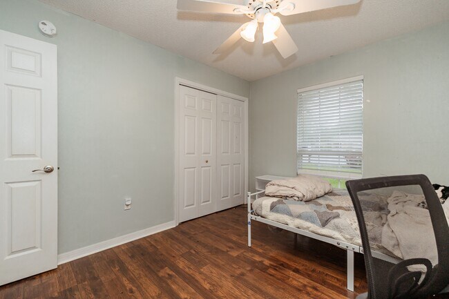 Building Photo - 425 Whirlaway Ct