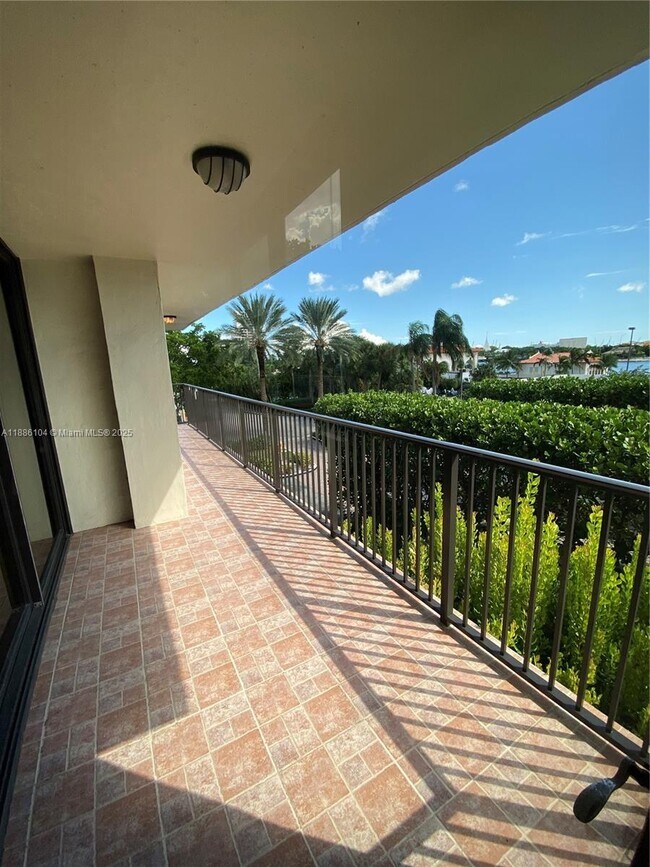 Building Photo - 801 N Venetian Dr