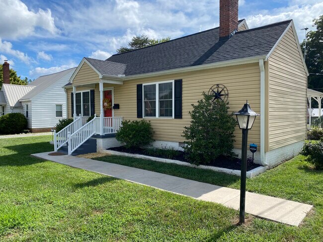 Primary Photo - 418 S Maple St