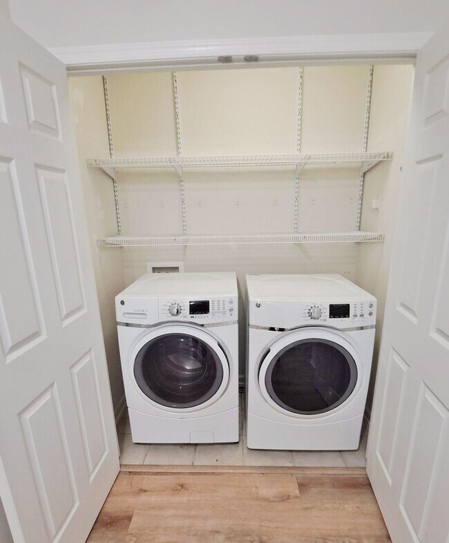 Building Photo - 3 Bed / 2 Full and 2 Half Bath Single Family Townhome