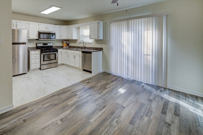 Building Photo - End Unit in New Castle -Showing Sunday 8/1...