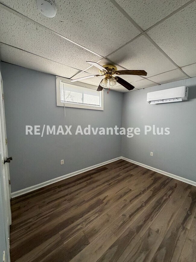 Building Photo - 400 S Main St