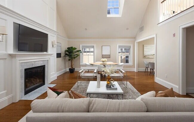 Building Photo - Bright & Spacious Unit with Natural Light