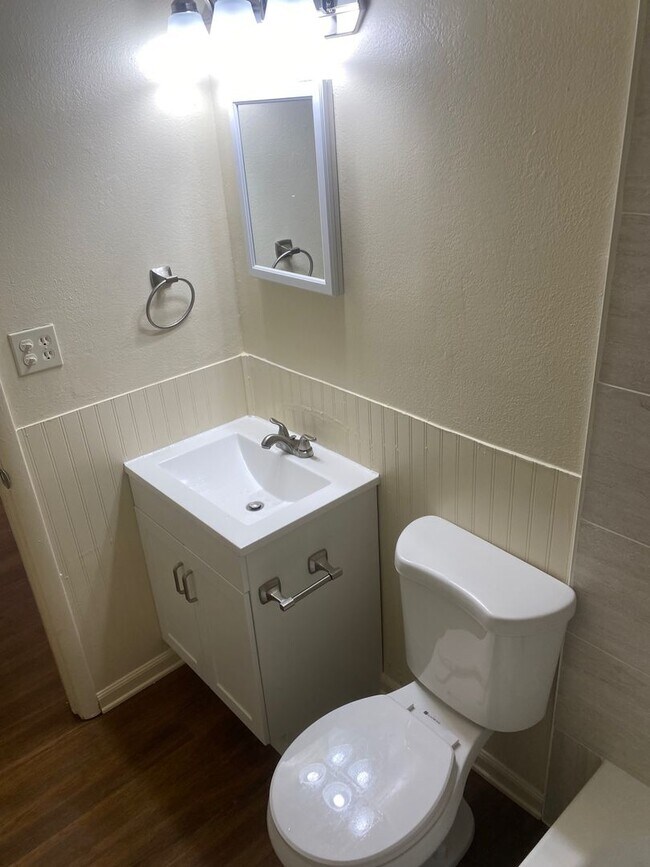 Building Photo - Newly Renovated 2BR | Courtyard & back patio | Lots of natural light