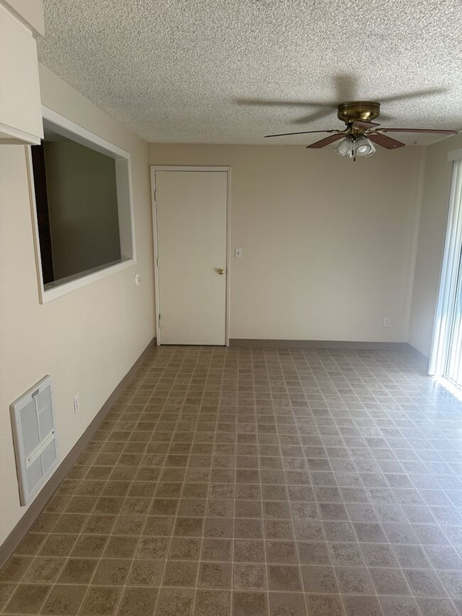 Building Photo - Three Bedroom Ranch with Large Yard!