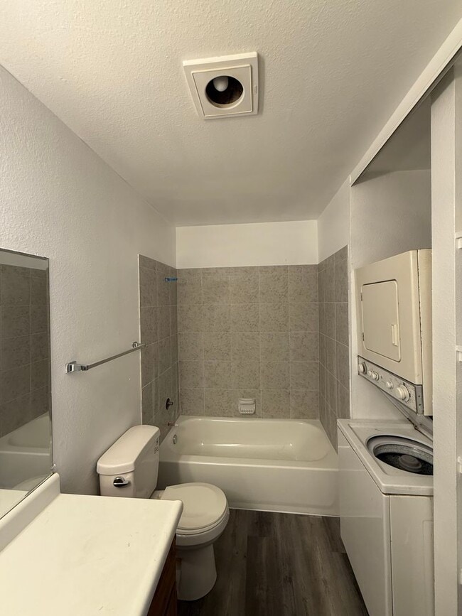 Building Photo - Beautifully Newly Refurbished Condo, 2 Bed...