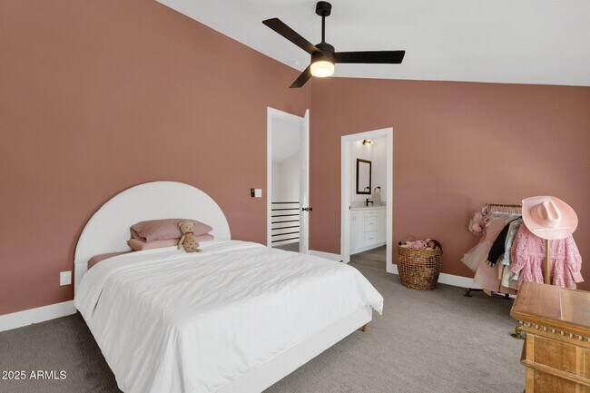 Building Photo - 856 W Quail Cir