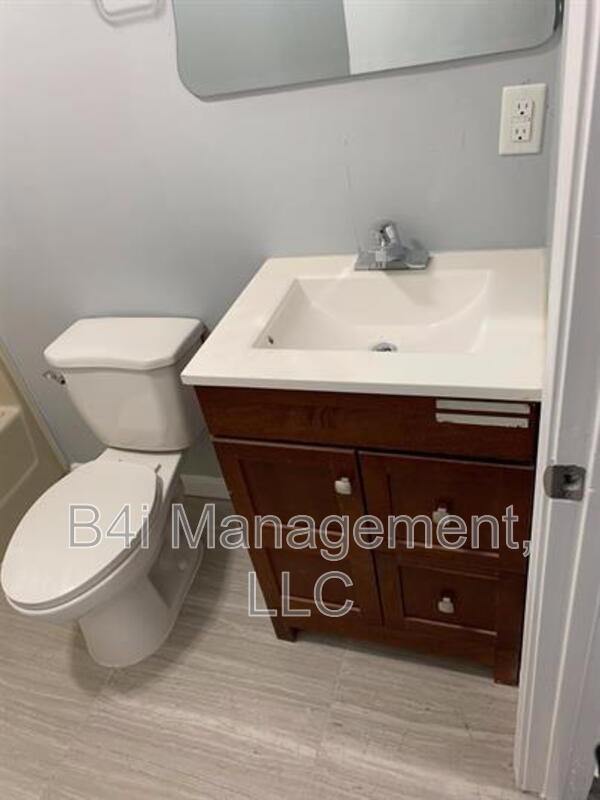 Building Photo - 1201 Lake Dr