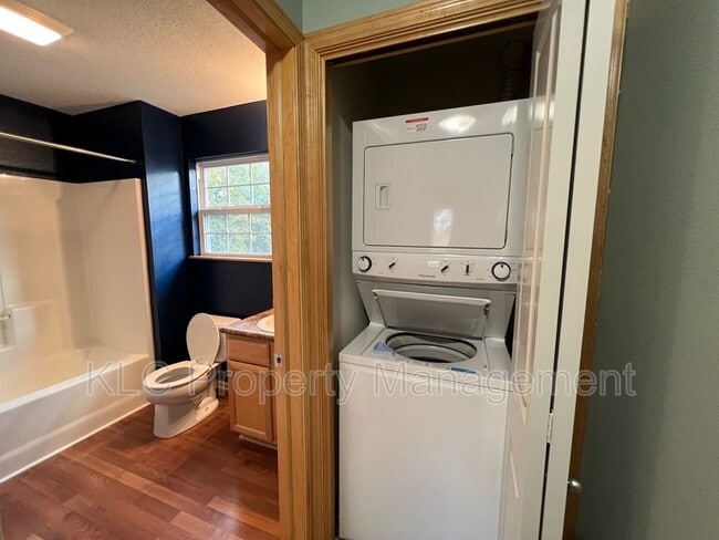 Building Photo - 5558 Kenton Ln