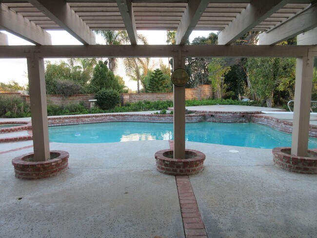 Building Photo - Glorious pool home in the Tampa/Devonshire...