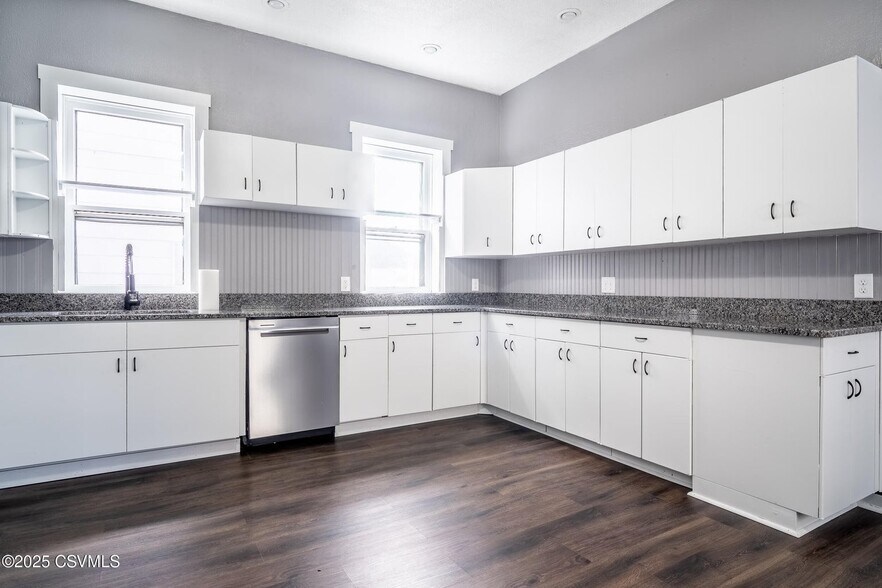 Building Photo - 934 Grand St