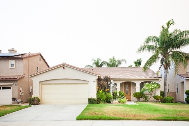 Primary Photo - Spacious 4 Bedroom, 2 Bath Furnished Famil...