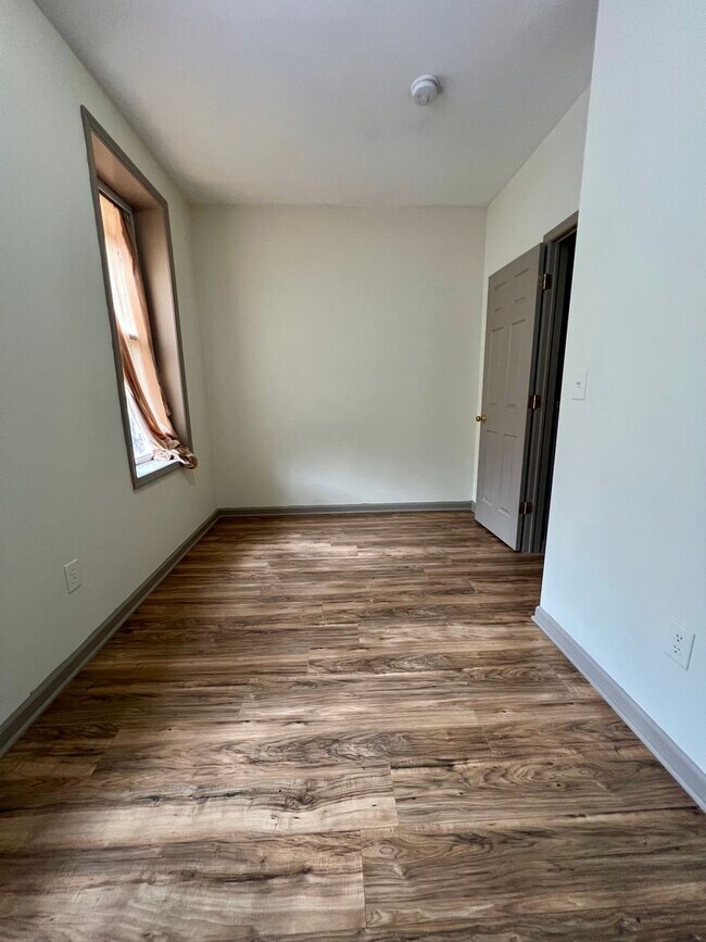 Building Photo - Spacious 4-Bedroom Townhome Near Temple! Available NOW!