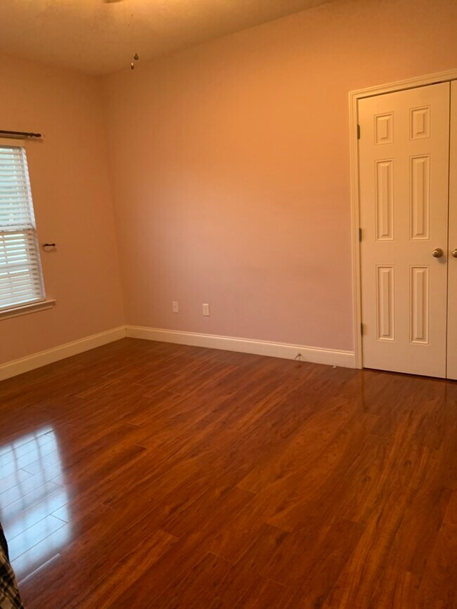 Building Photo - 1000 White Oak Cir