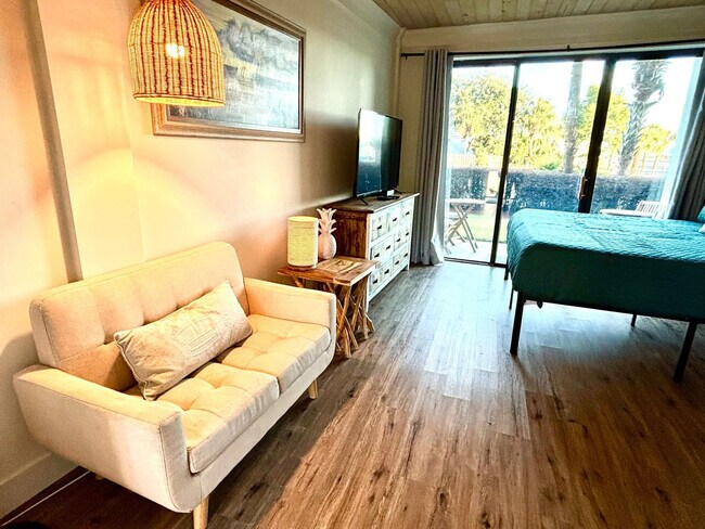 Building Photo - 214 Miracle Strip Pkwy SW