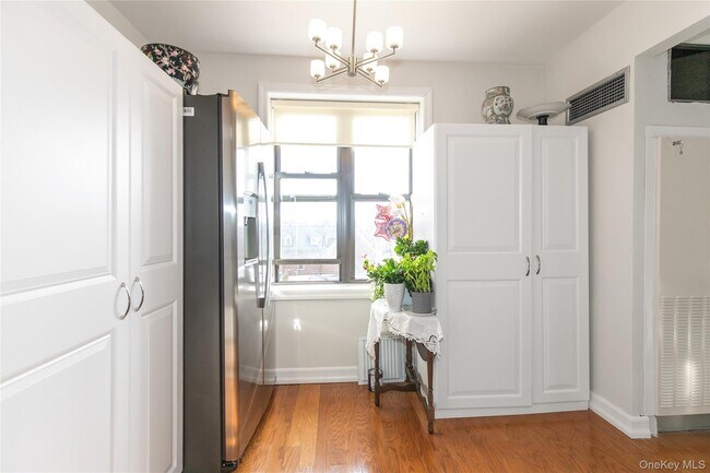 Building Photo - 12 Bond St