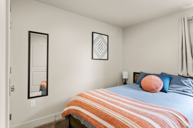 Building Photo - Move-In Ready 3BR Furnished Apartment Near ISU