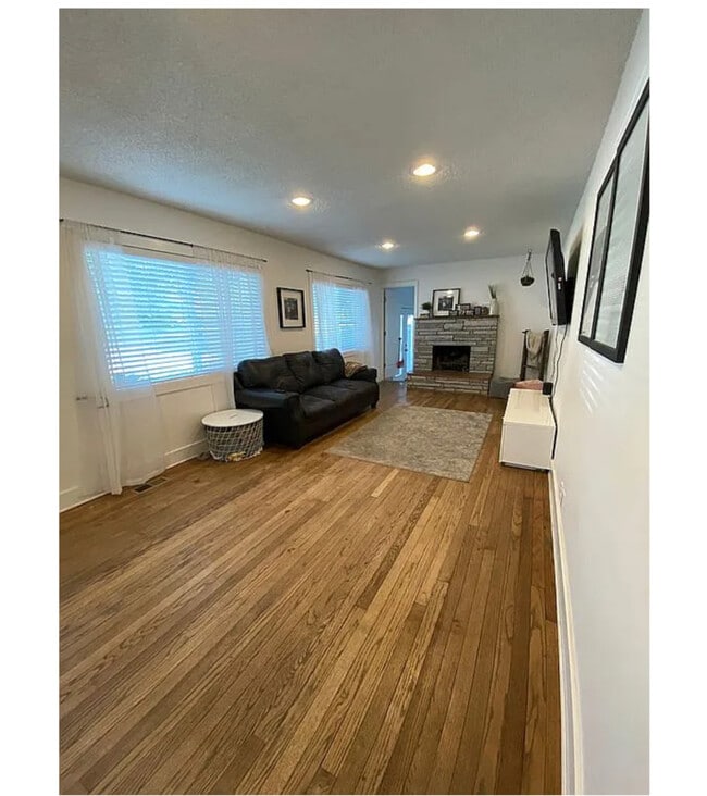 Building Photo - 258 S 200 E